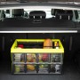 Gelb-schwarze Faltbox mit Lebensmitteln im Kofferraum eines Autos. Ideal zur Gepäcksicherung und für den Transport von Einkäufen.