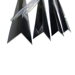 Mehrere schwarze Aluminium L-Profile (RAL 9005) als Kantwinkel und Kantenschutz, teils mit Schutzfolie.