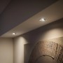 Zwei runde, weiße Philips Hue Centura LED-Einbauspots in Decke mit warmweißem Licht.