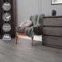 Verlegter, selbstklebender Vinylboden ML-Design in Eiche Grau. Dekorative Raumgestaltung mit dem Bodenbelag.