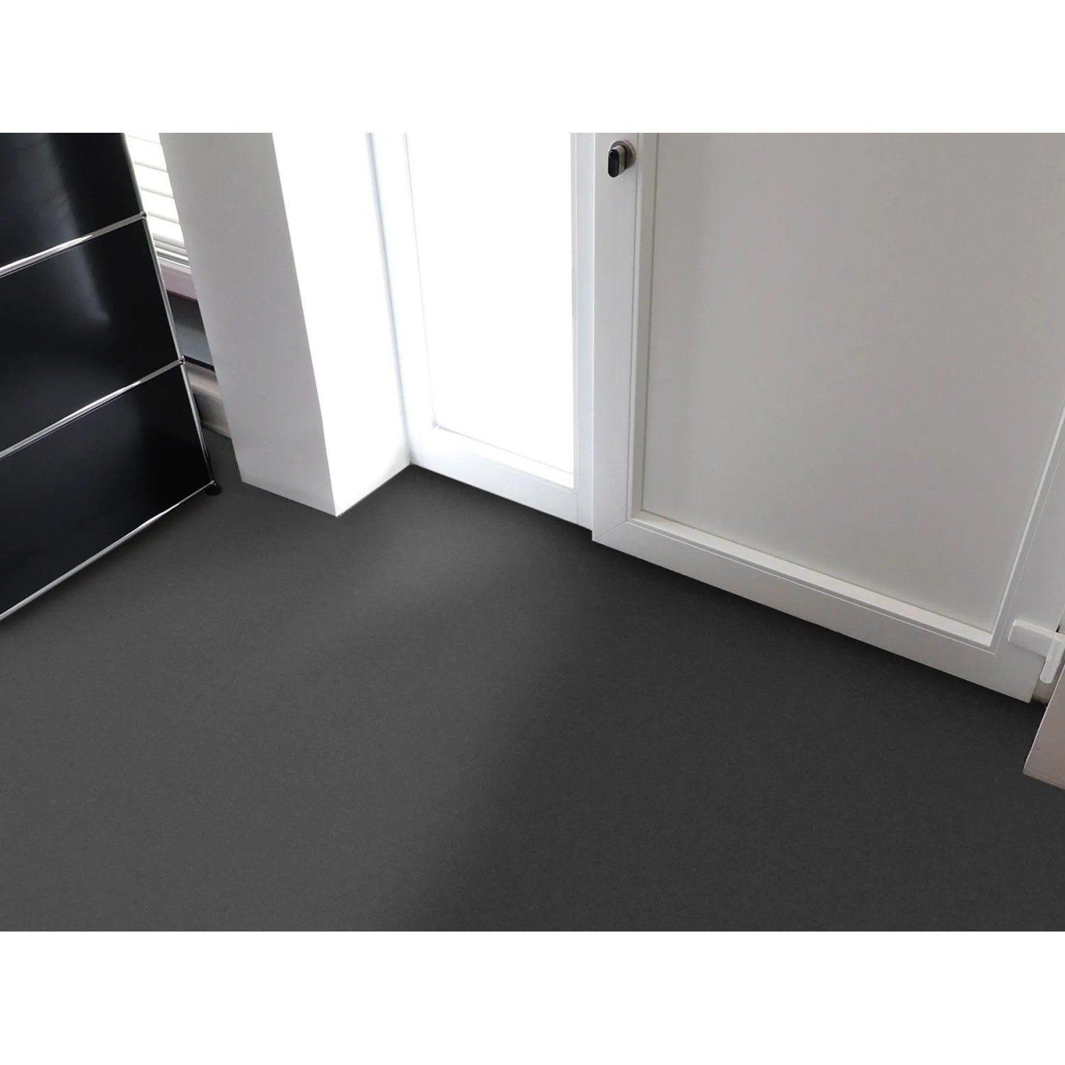 Anthrazitfarbener PVC-Bodenbelag Primaflor Expotop im Raum verlegt.