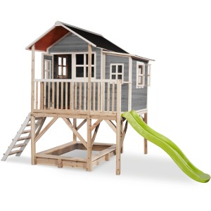 Graues EXIT Loft 550 Holzspielhaus mit Rutsche, Sandkasten und Leiter.