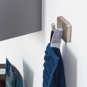 Tiger Haken Onu, gebürsteter Edelstahl, mit blauem Handtuch. Handtuchhalter für Bad & WC.