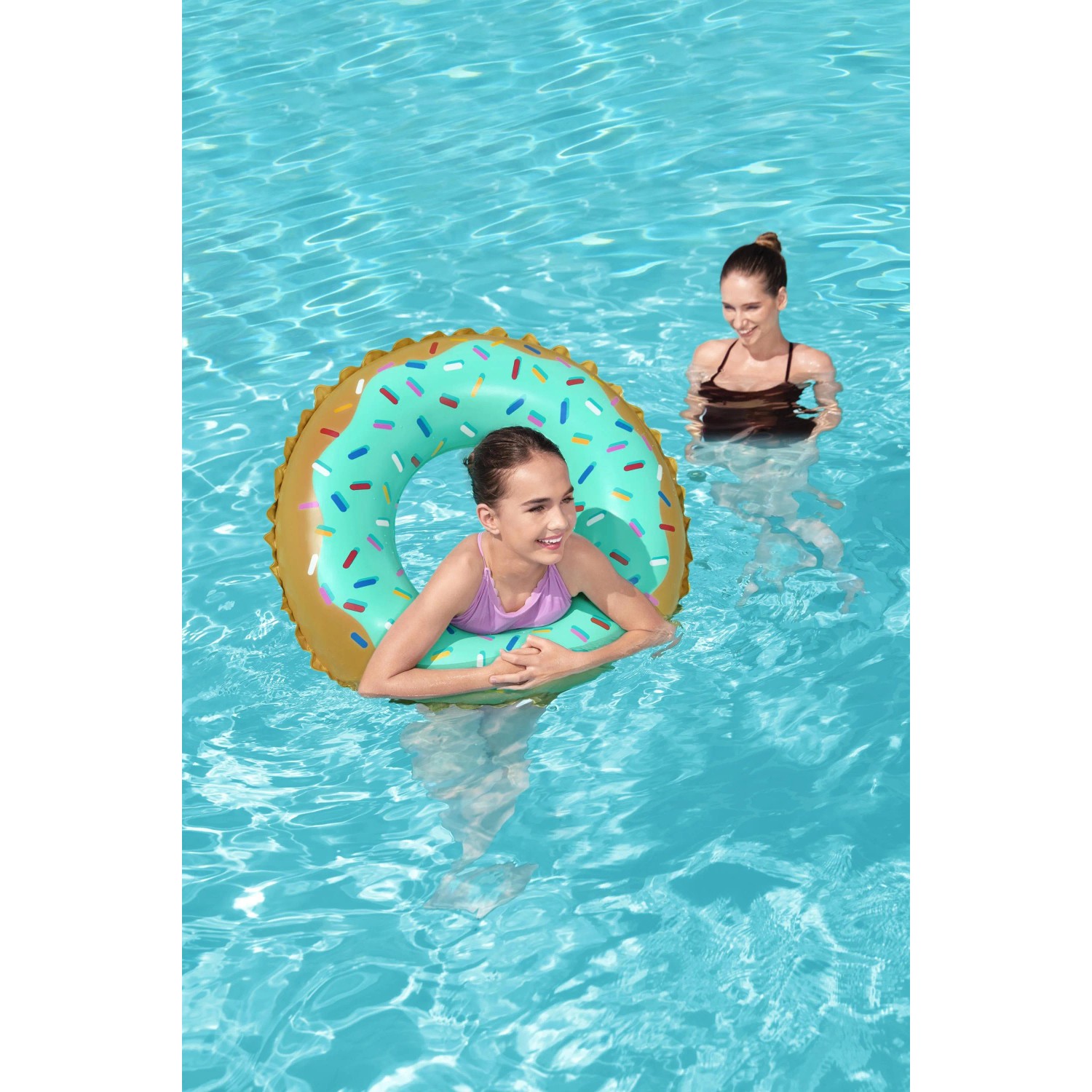 Bestway Schwimmring Sweet Donut (Ø 77 cm) im Wasser mit Kind. Aufblasbarer Schwimmreifen im Donut-Design.