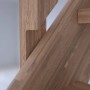 Detailansicht: Gerade Treppe Mykonos Pro Eiche, unbehandeltes Holz, offene Stufen.
