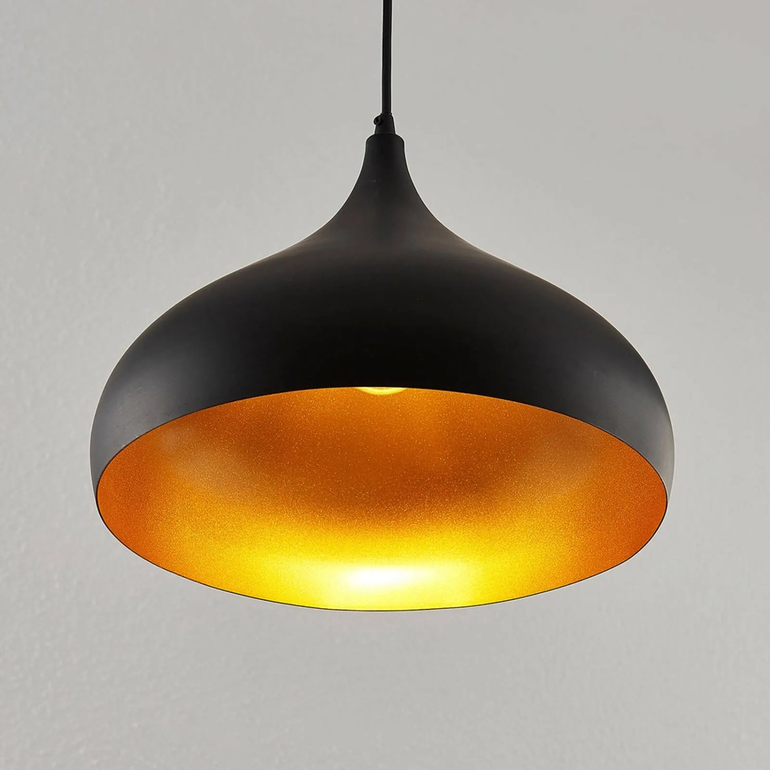 Moderne, schwarze Lindby Pendelleuchte Ritana aus Aluminium, 1-flammig mit goldener Innenseite.