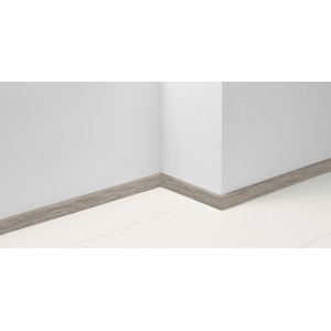 Parador Sockelleiste SL 3 Eiche D032, 40mm hoch, an Wand montiert.