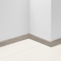 Parador Sockelleiste SL 3 Eiche D032, 40mm hoch, an Wand montiert.