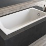 Weiße rechteckige Acryl-Badewanne CLASSIC SLIM 160x70 mit Ablauf, eingebaut in modernes Bad.