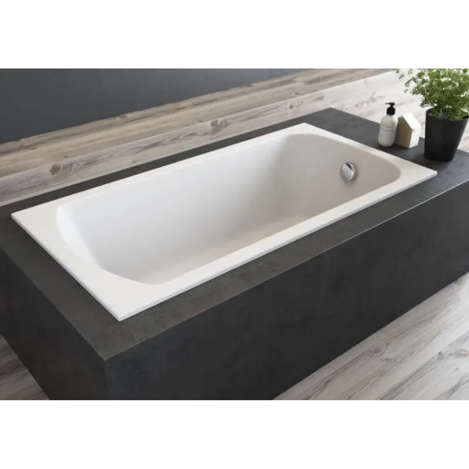 Weiße rechteckige Acryl-Badewanne CLASSIC SLIM 160x70 mit Ablauf, eingebaut in modernes Bad.