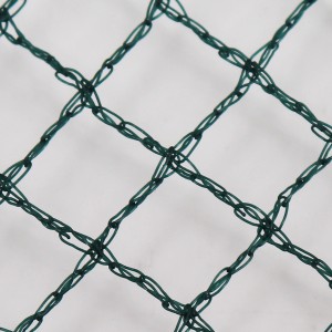Detailaufnahme: Dunkelgrünes Aquagart Teichnetz, engmaschiges Laubnetz zum Schutz des Gartenteichs.