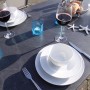 Gedeckter Acamp Gartentisch Acaplan Loft mit Urban Klappsesseln und Geschirr.