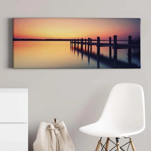 Wandbild mit Steg im Wasser bei Sonnenuntergang in Orange und Lila. Romantische Landschaft auf Leinwand.