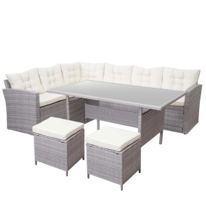Hellgraue Poly-Rattan Lounge-Garnitur mit Tisch, Eckbank und zwei Hockern mit creme-farbenen Kissen.