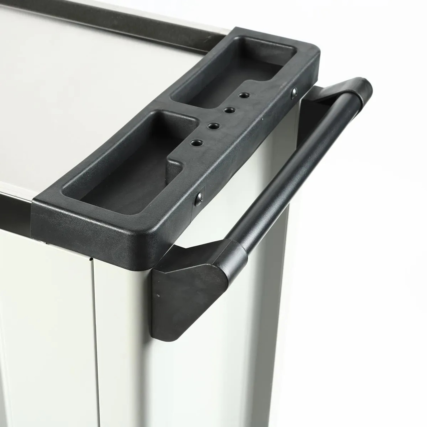 Detailaufnahme Werkzeugwagen Mephisto Premium: Griff und Ablagefächer am Werkstattwagen.