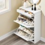 Weißer, schmaler Schuhschrank mit 2 Klappen und Schublade, gefüllt mit Schuhen und Kleinigkeiten, im Flur.