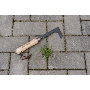 Kent & Stowe Fugenkratzer Carbon Steel FSC® auf Pflastersteinen mit Unkraut.