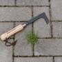 Kent & Stowe Fugenkratzer Carbon Steel FSC® auf Pflastersteinen mit Unkraut.