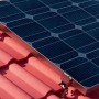 Solarpanel auf Dach befestigt mit Absaar Solar Endklemmen in Silber.