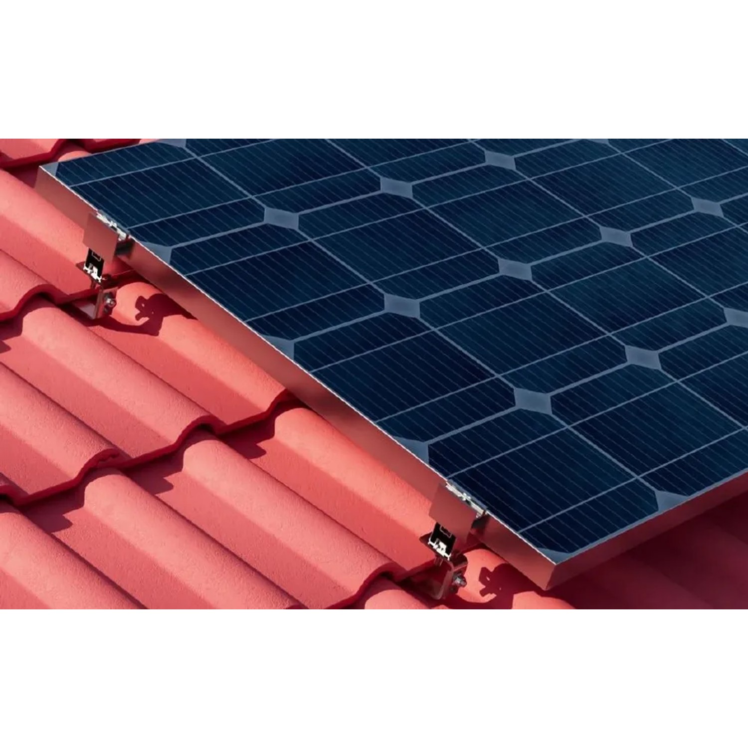 Solarpanel auf Dach befestigt mit Absaar Solar Endklemmen in Silber.