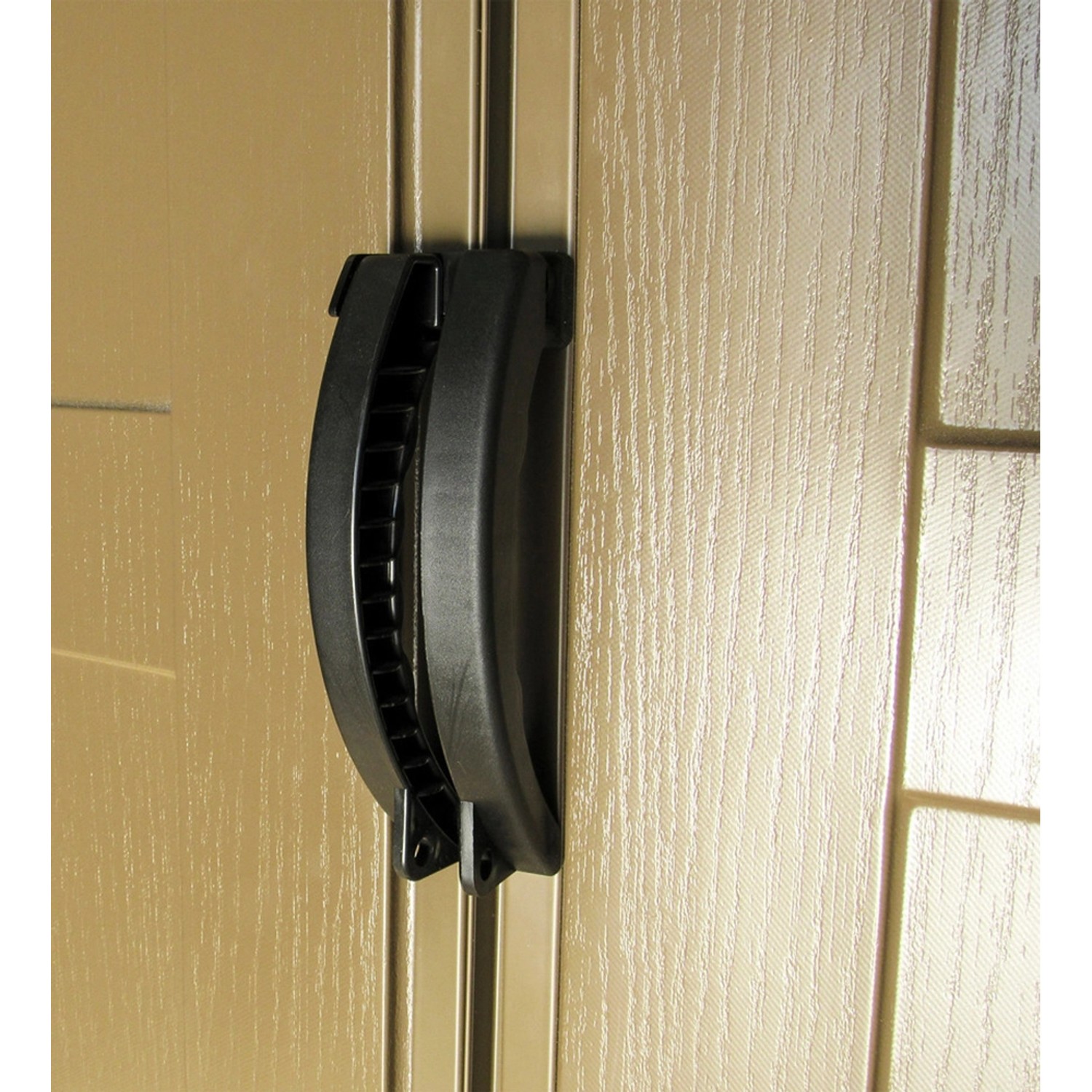 Detailaufnahme: Schwarzer Türgriff am Duramax Kunststoff-Gartenhaus WoodBridge Plus.