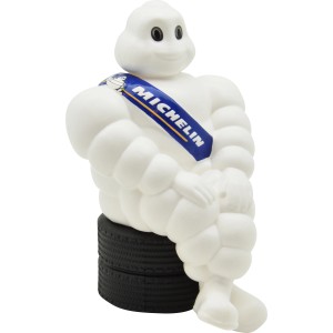 Michelin Deko-Figur aus Kunststoff, 19 cm hoch, sitzend auf Reifen.