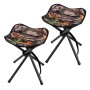 Zwei faltbare Camping Dreibeinhocker mit Tarnmuster-Sitzfläche und schwarzem Metallgestell, je mit Schultergurt.