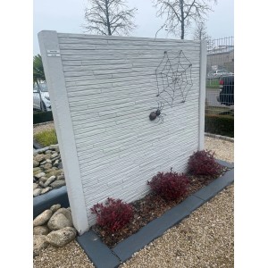 Betonzaun in Lichtgrau mit Acrylfarbe (12,5l) von Beckers, dekoriert mit Spinne und Spinnennetz.