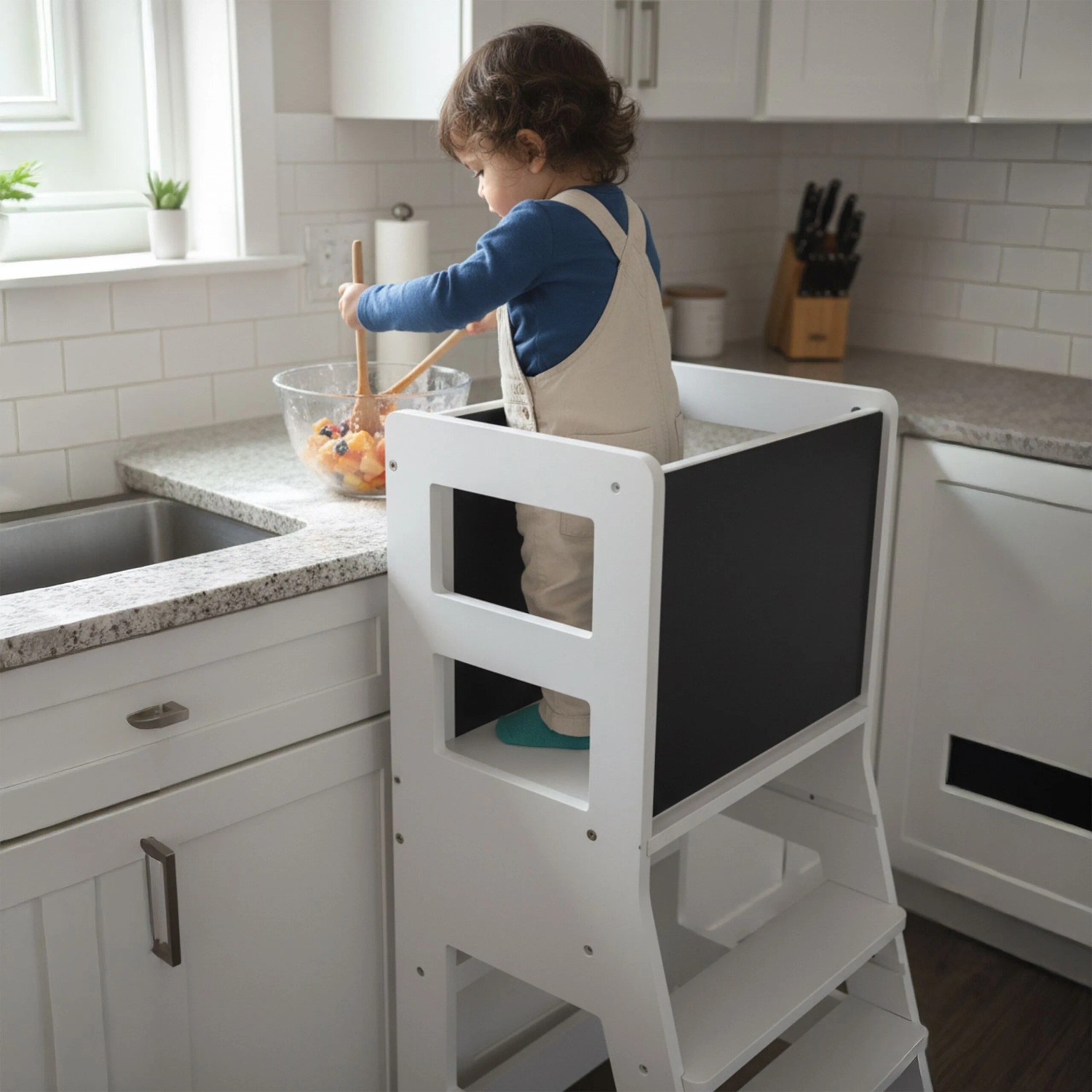 Weißer Relaxdays Kinderlernturm mit Kreidetafel. Kind hilft sicher beim Kochen in der Küche.