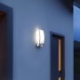 Moderne Steinel Außenwandleuchte L22 S aus Edelstahl mit Bewegungsmelder an Hauswand.