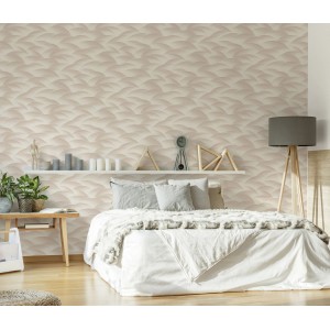 Beige Vliestapete "Sparkling Sea" von Guido Maria Kretschmer im Schlafzimmer mit Wellenmuster.