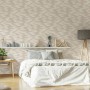 Beige Vliestapete "Sparkling Sea" von Guido Maria Kretschmer im Schlafzimmer mit Wellenmuster.