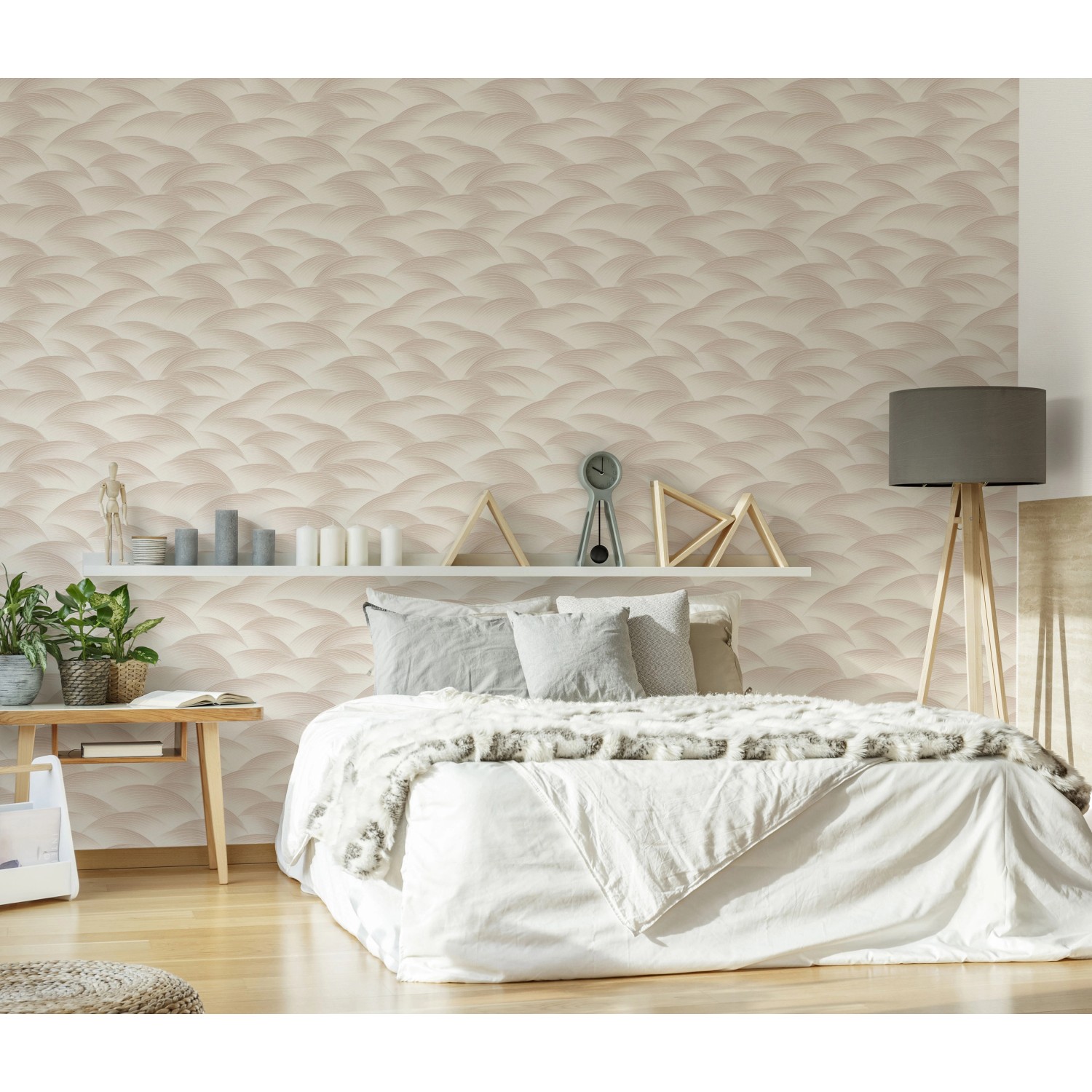 Beige Vliestapete "Sparkling Sea" von Guido Maria Kretschmer im Schlafzimmer mit Wellenmuster.