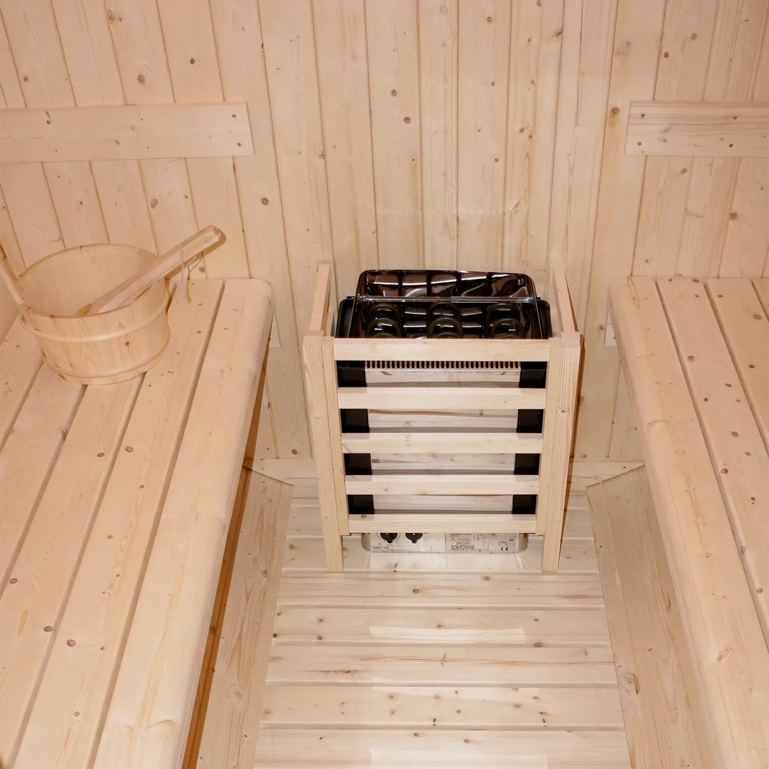 Innenansicht der Home Deluxe Fasssauna Lahti Deluxe XL mit Saunaofen, Kübel und Bänken.