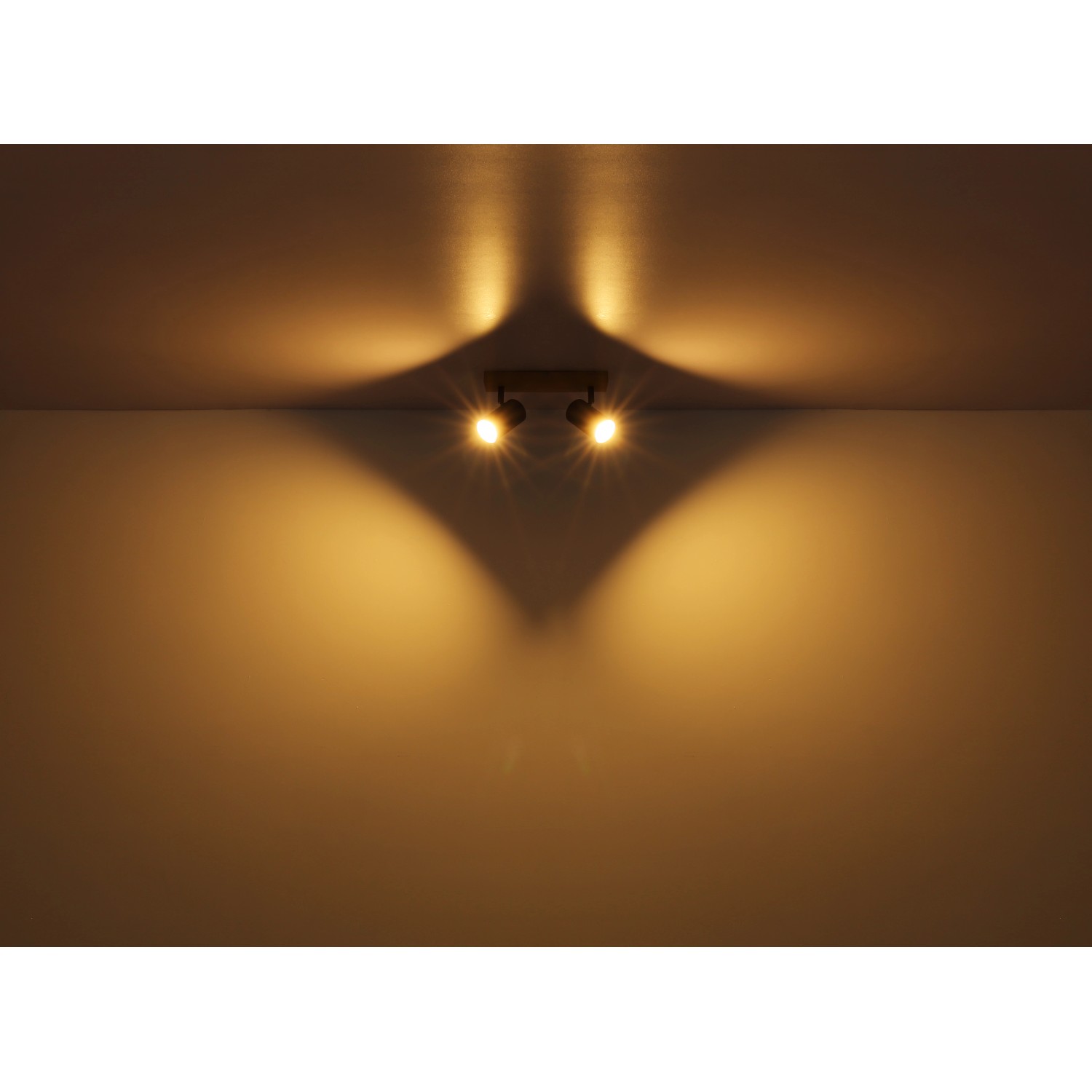 Globo Strahler Robby, 4-flammig, weiß, an der Decke montiert und leuchtend.