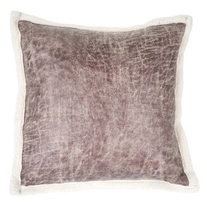 Quadratisches braunes Deko-Kissen (45x45cm) mit Wildlederimitat-Oberfläche und flauschigem, hellem Fellimitat-Rand.