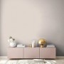 Beige Vliestapete von AS-Creation mit leichter Struktur an Wohnzimmerwand.