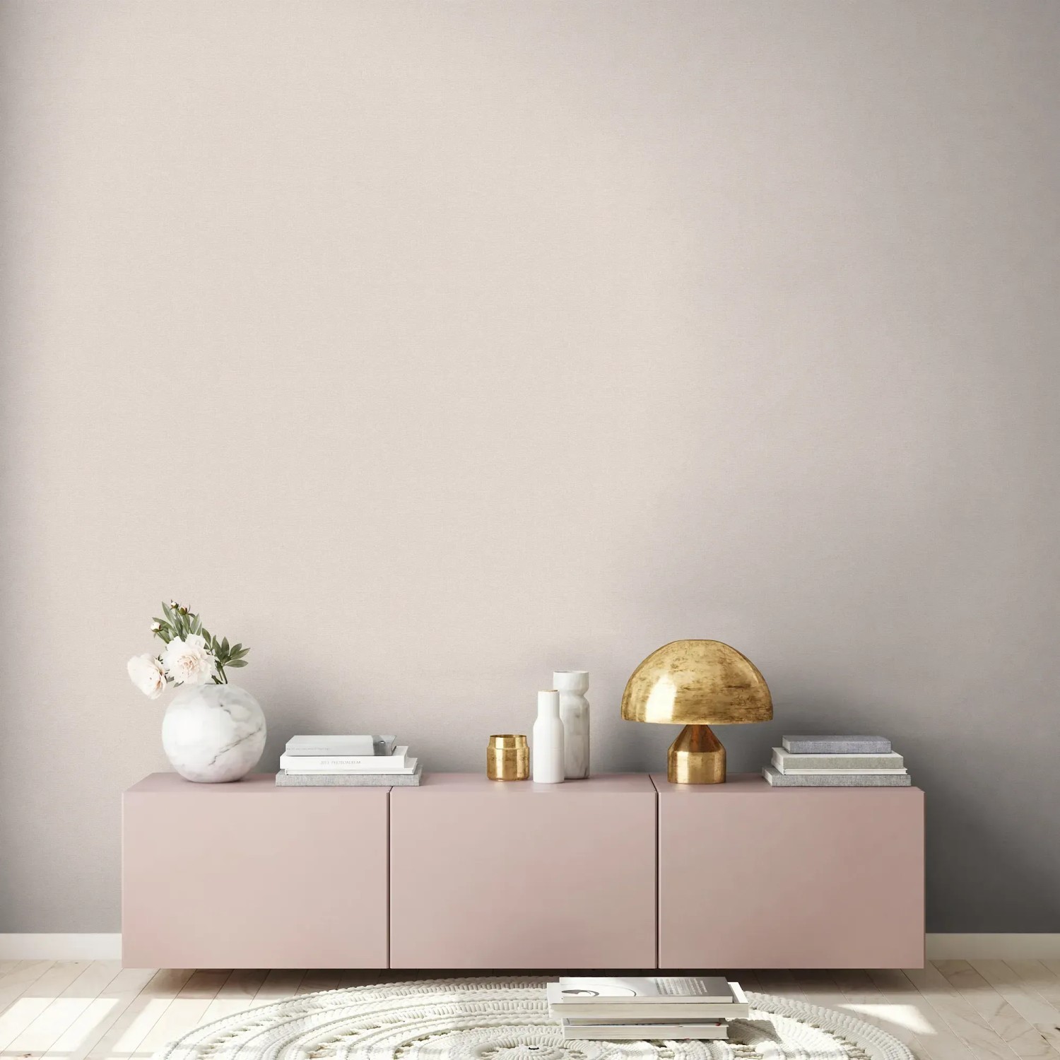 Beige Vliestapete von AS-Creation mit leichter Struktur an Wohnzimmerwand.