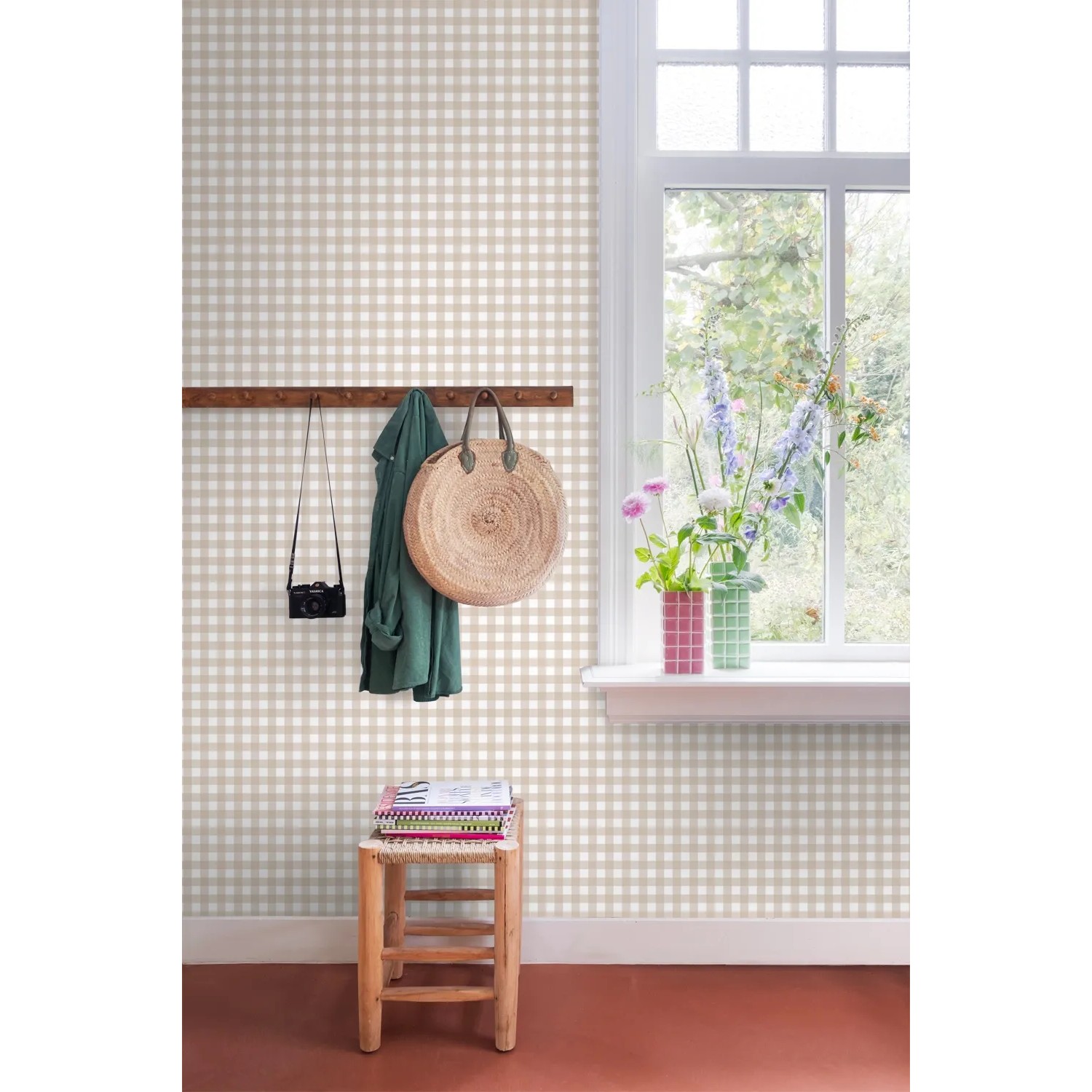 ESTAhome Vliestapete mit beigem Karomuster an einer Wand, dekoriert mit Garderobe und Fenster.