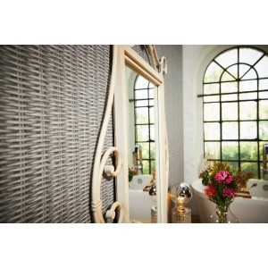 Beige Livingwalls Vliestapete in Holzoptik (53cm x 10,05m) im Badezimmer.