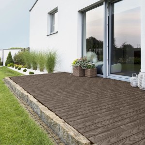 Verlegte, dunkelbraune ML-Design WPC Terrassenfliesen in Holzoptik (55 Stück) auf einer Terrasse.