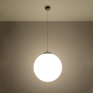 Weiße Sollux Lighting Hängeleuchte Ugo 40 mit Chrom-Details, minimalistisches Design.