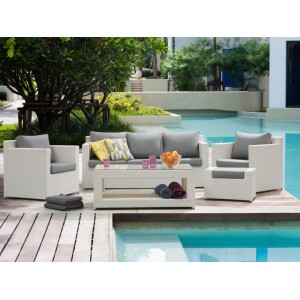 Weißes Beliani Lounge Set ROMA mit Sofa, Sesseln und Tisch aus Polyrattan für den Garten.