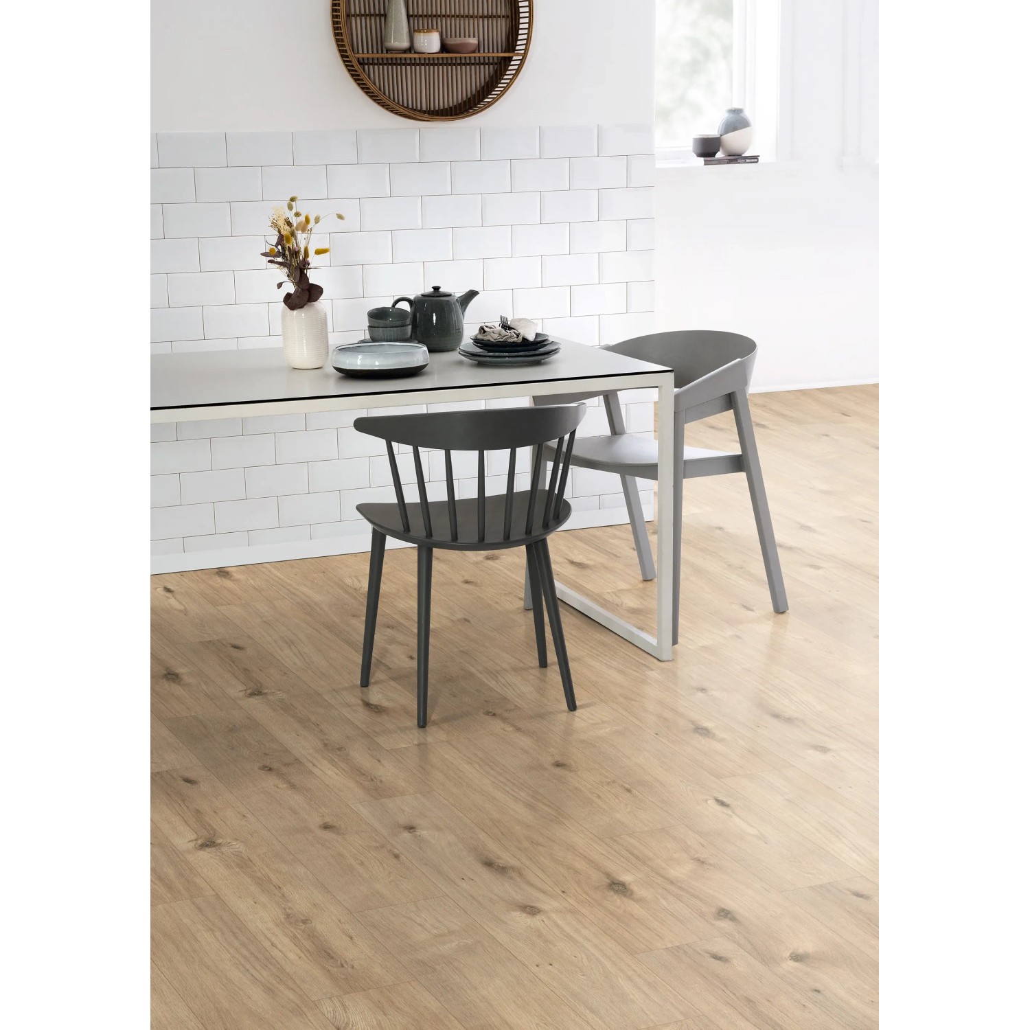 Egger Laminatboden EL1061 NatureSense Achensee Eiche im Wohnraum mit Stühlen.