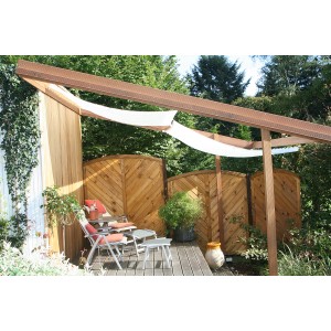 Floracord Sonnensegel-Bausatz, elfenbeinfarben, 330x200cm, montiert auf einer Holzkonstruktion im Garten.