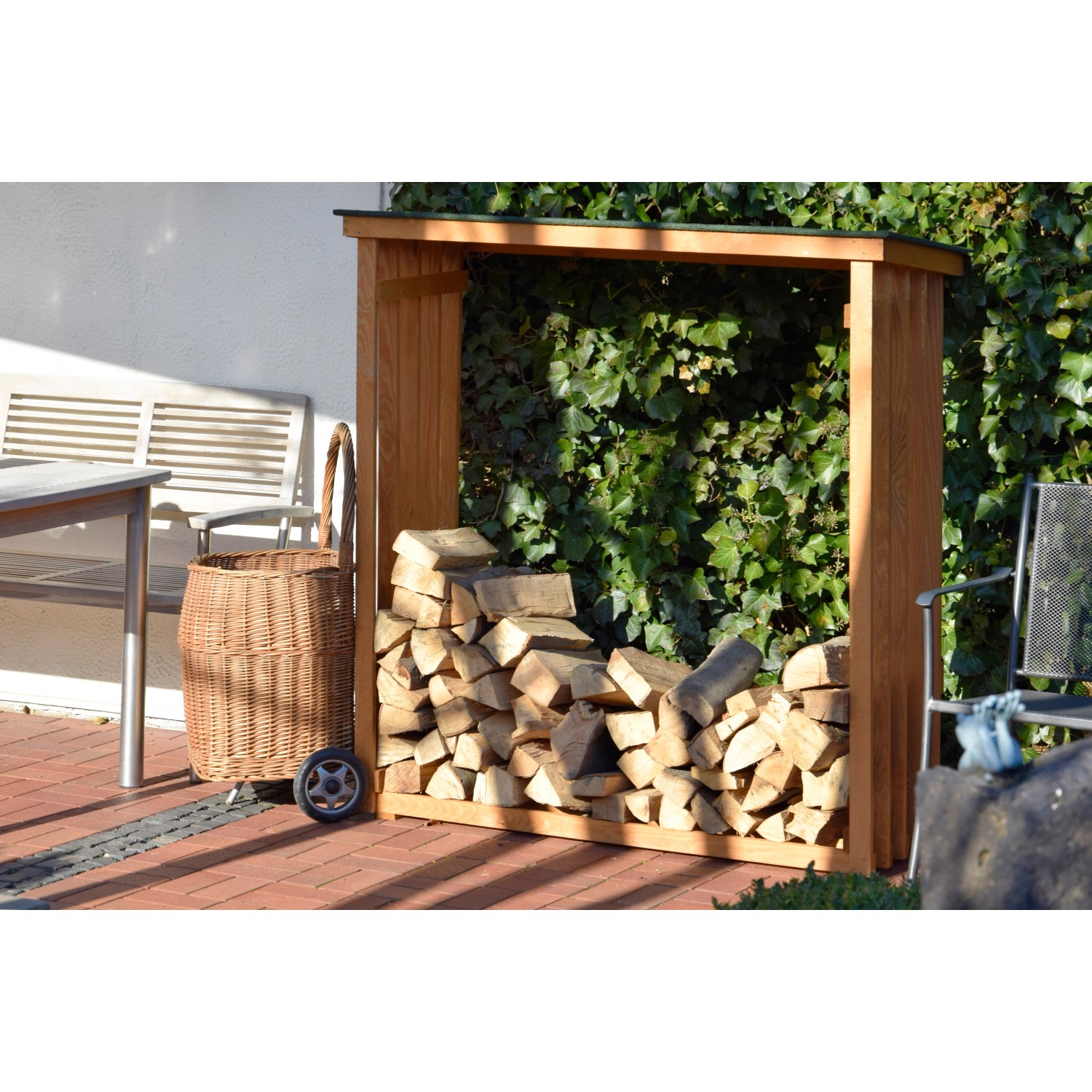 Dobar Kaminholzregal aus Kiefernholz, 140 cm breit, mit Brennholz gefüllt.