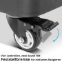 Detailansicht einer schwarzen Lenkrolle mit Feststellbremse unter dem STAHLWERK Werkzeugtrolley Rollbrett.