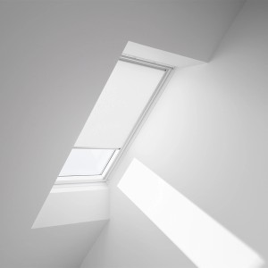 Weißes Velux Sichtschutzrollo (RFL C02 1028S) am Dachfenster für blendfreies Licht und Privatsphäre.