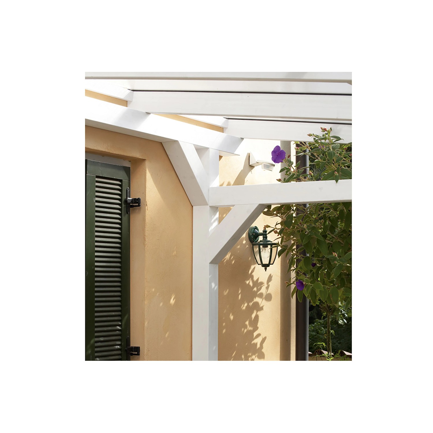 Detailansicht der weißen Skan Holz Terrassenüberdachung Siena mit Lampe und Pflanze.