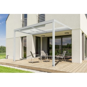 Weiße Home Deluxe Terrassenüberdachung Solis Deluxe mit Schiebedach und Sitzgruppe auf Holzterrasse.